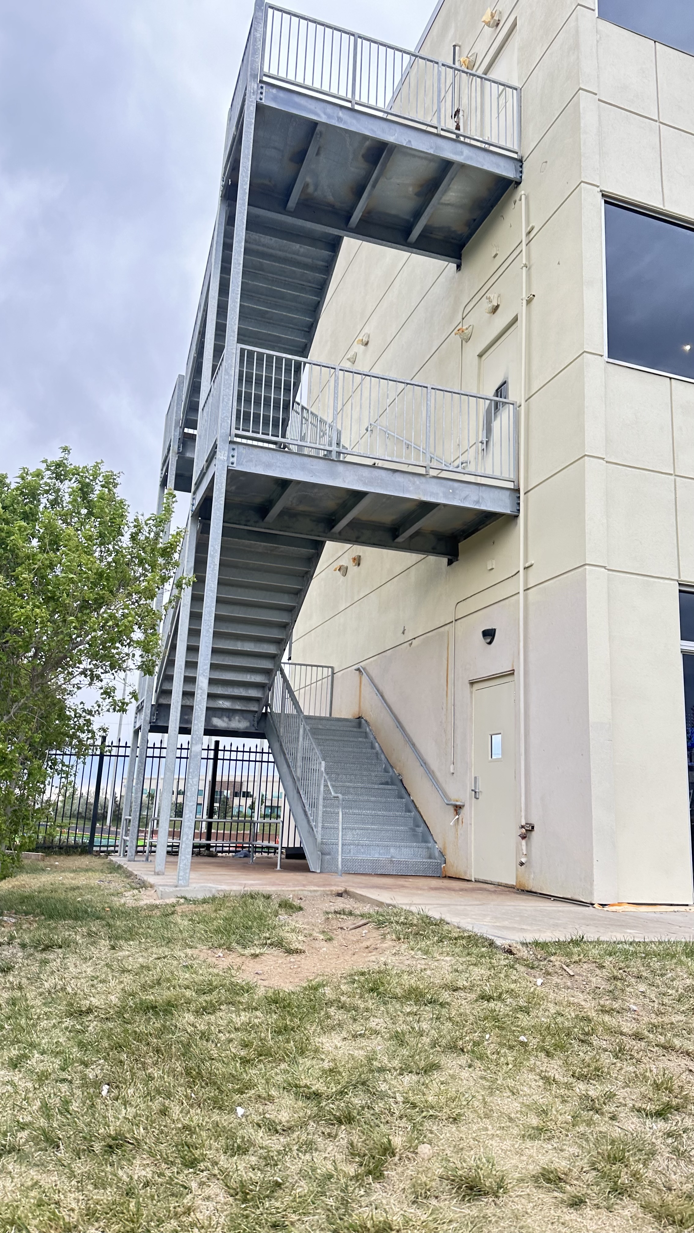 Steel handrails and guardrails fabrication